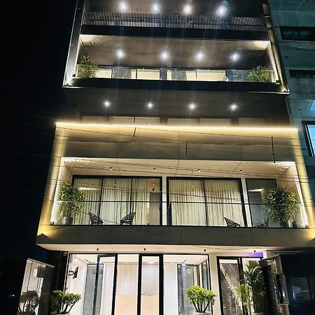 The Lodgers 2 Bhk Serviced Apartment Near Artemis Hospital Sector 57 Gurgaon - Nearest Metro Station Sector 54 Chowk Exterior photo