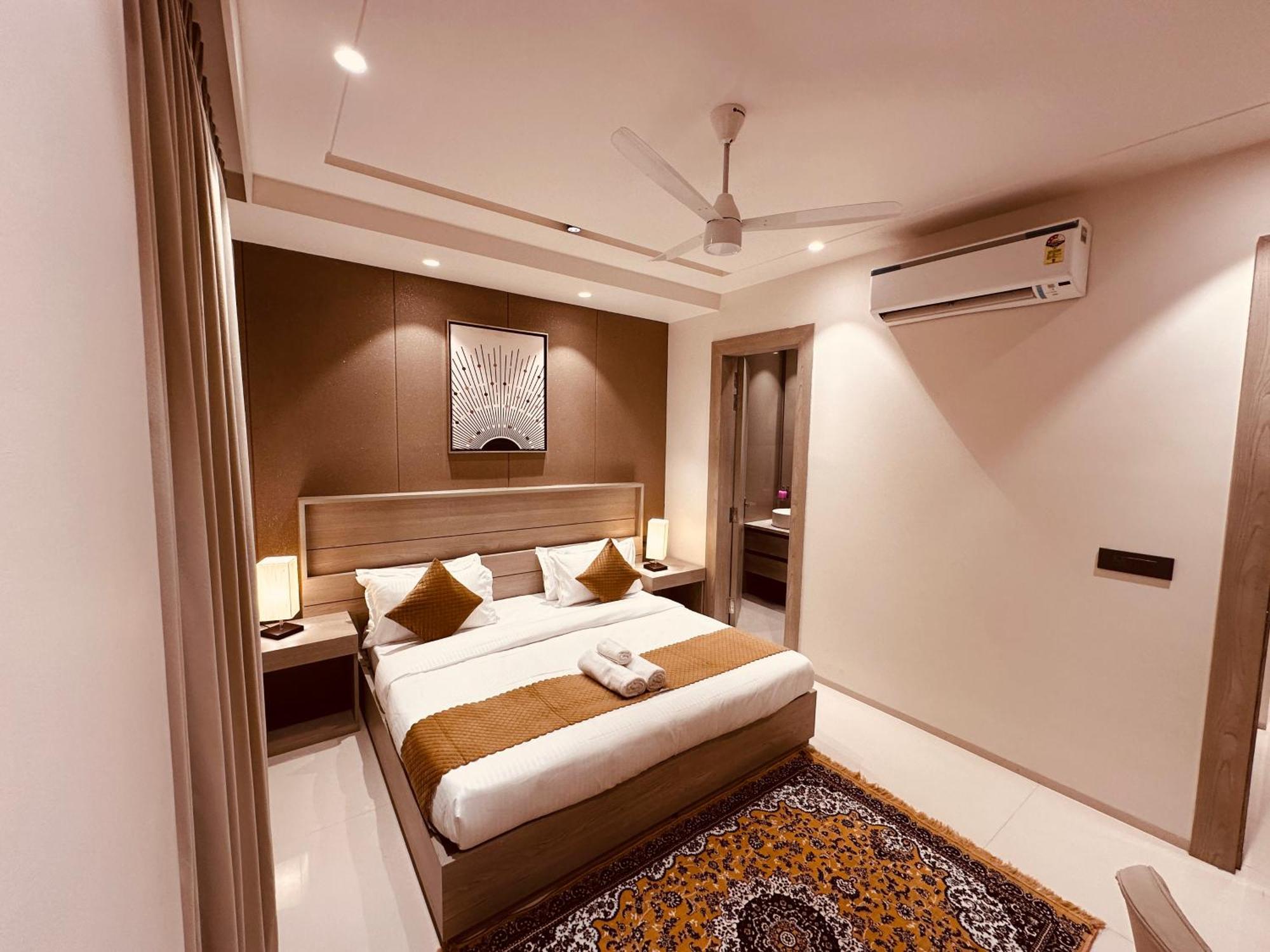 The Lodgers 2 Bhk Serviced Apartment Near Artemis Hospital Sector 57 Gurgaon - Nearest Metro Station Sector 54 Chowk Exterior photo