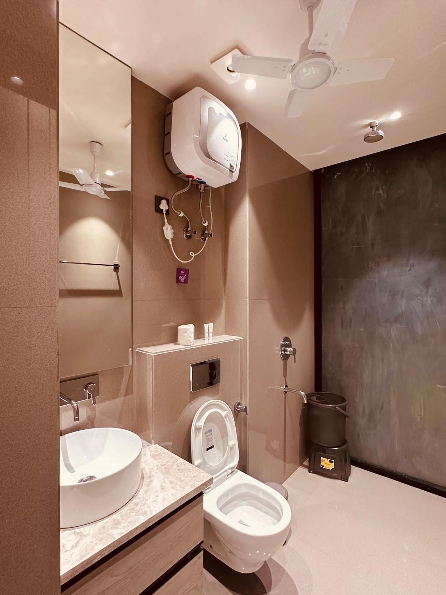 The Lodgers 2 Bhk Serviced Apartment Near Artemis Hospital Sector 57 Gurgaon - Nearest Metro Station Sector 54 Chowk Exterior photo
