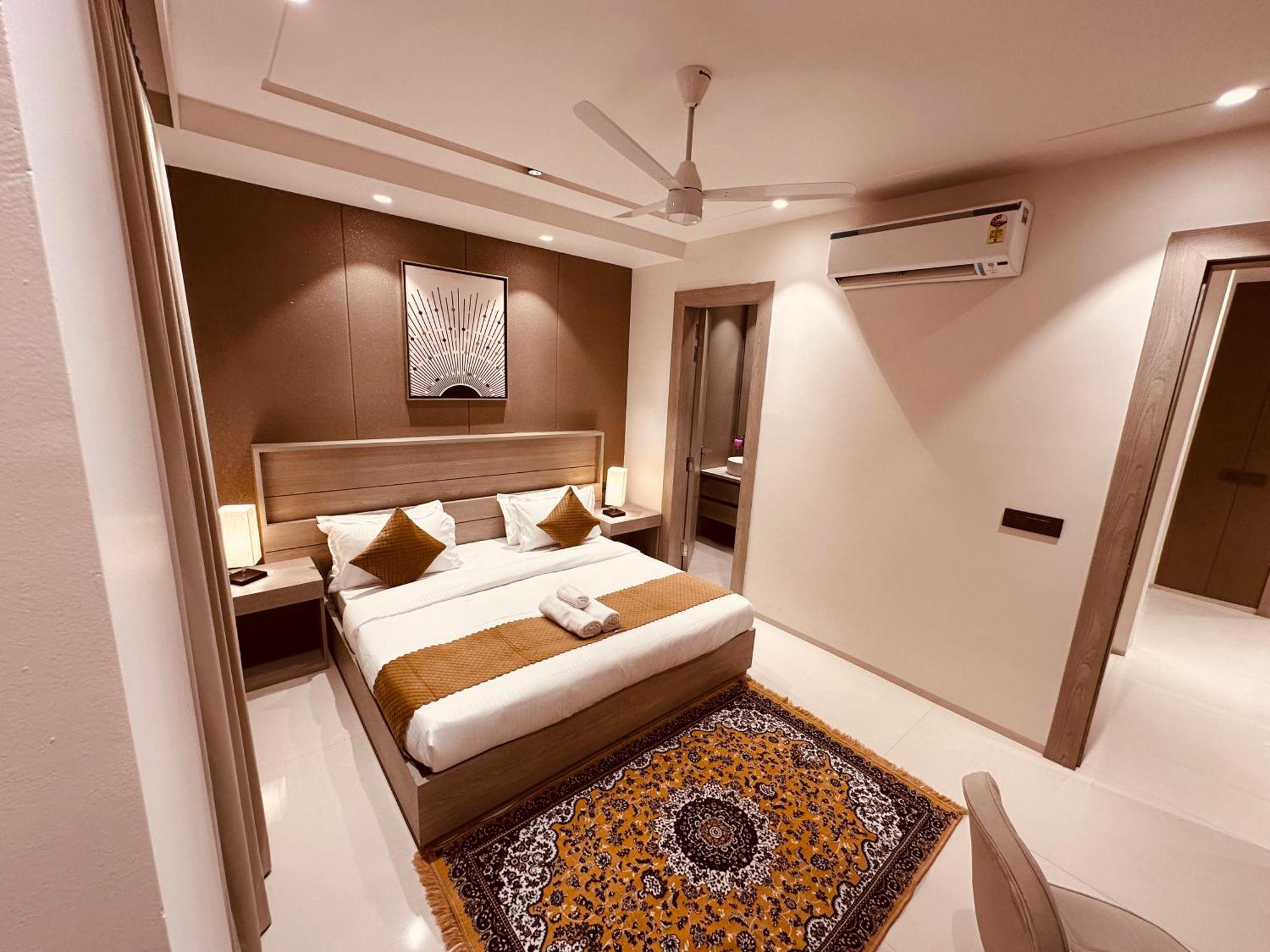 The Lodgers 2 Bhk Serviced Apartment Near Artemis Hospital Sector 57 Gurgaon - Nearest Metro Station Sector 54 Chowk Exterior photo