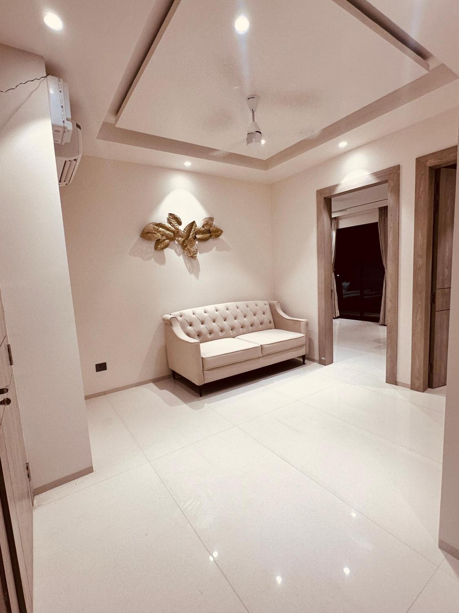 The Lodgers 2 Bhk Serviced Apartment Near Artemis Hospital Sector 57 Gurgaon - Nearest Metro Station Sector 54 Chowk Exterior photo