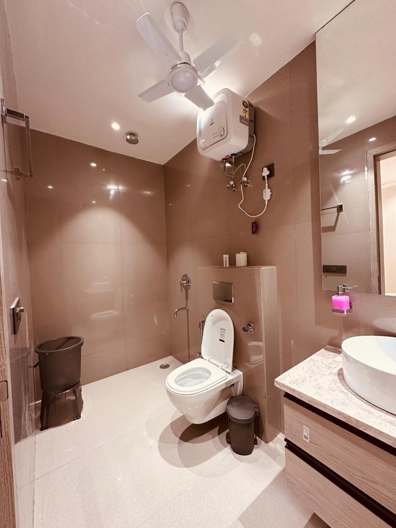 The Lodgers 2 Bhk Serviced Apartment Near Artemis Hospital Sector 57 Gurgaon - Nearest Metro Station Sector 54 Chowk Exterior photo