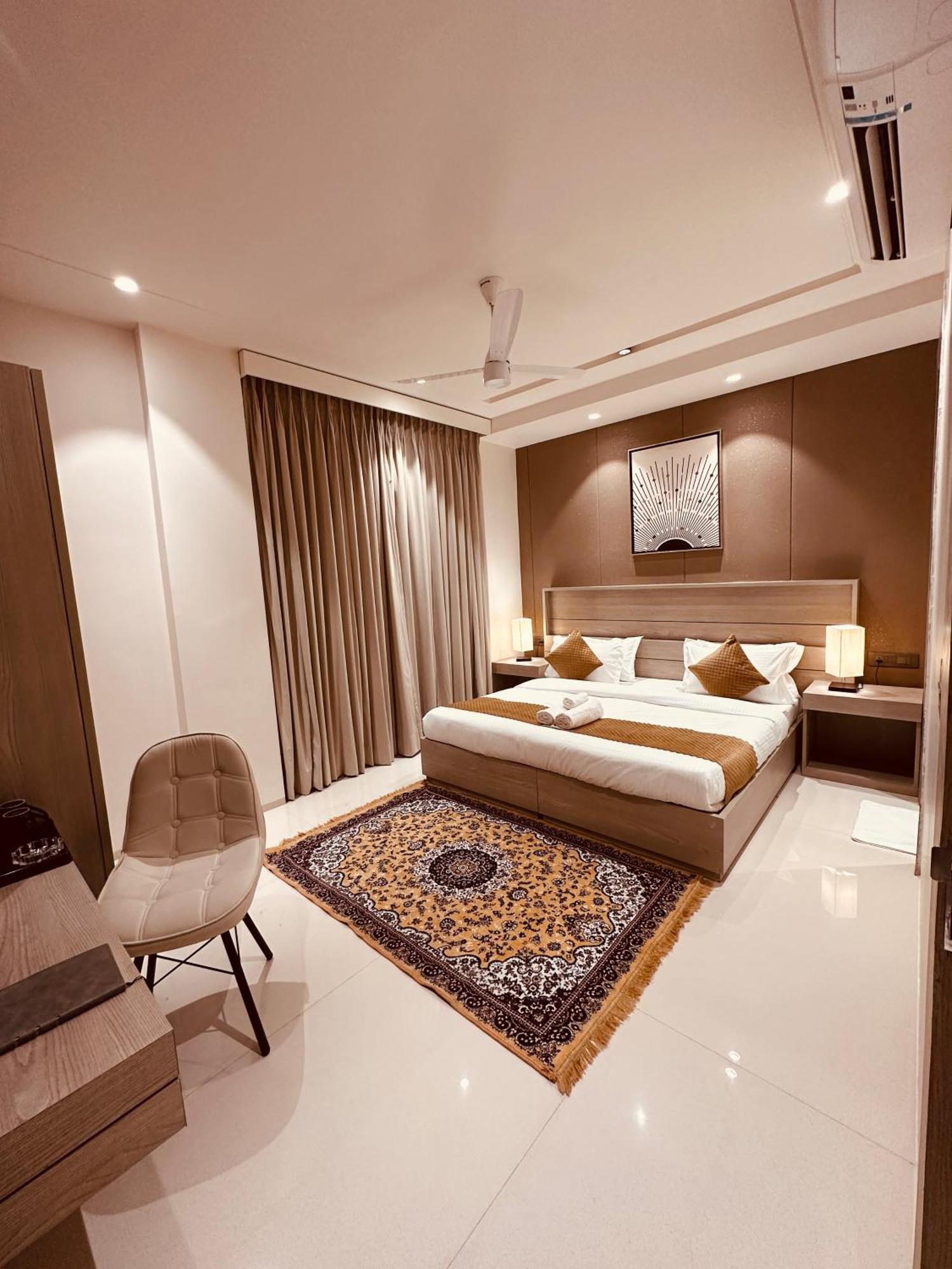 The Lodgers 2 Bhk Serviced Apartment Near Artemis Hospital Sector 57 Gurgaon - Nearest Metro Station Sector 54 Chowk Exterior photo