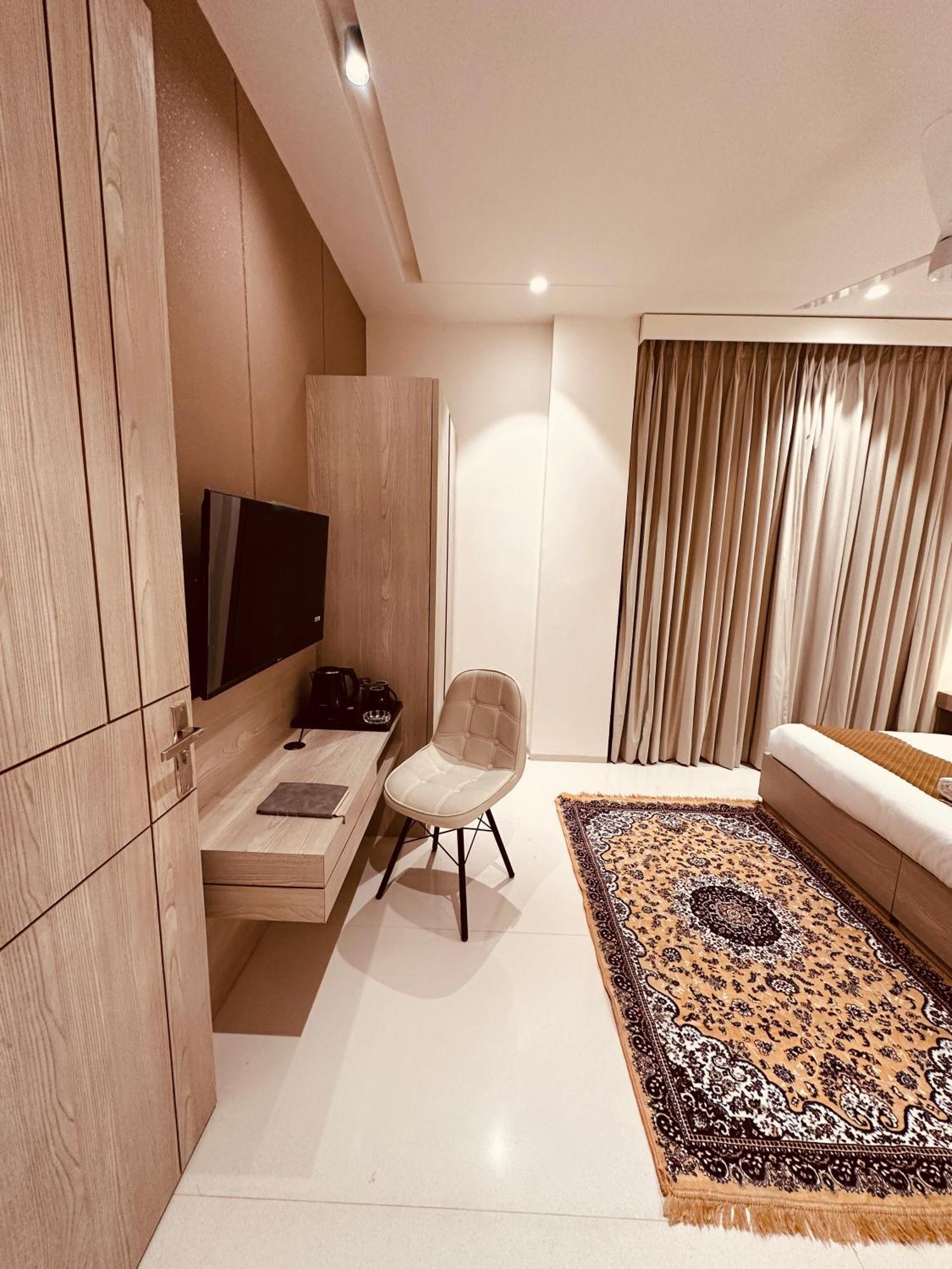 The Lodgers 2 Bhk Serviced Apartment Near Artemis Hospital Sector 57 Gurgaon - Nearest Metro Station Sector 54 Chowk Exterior photo