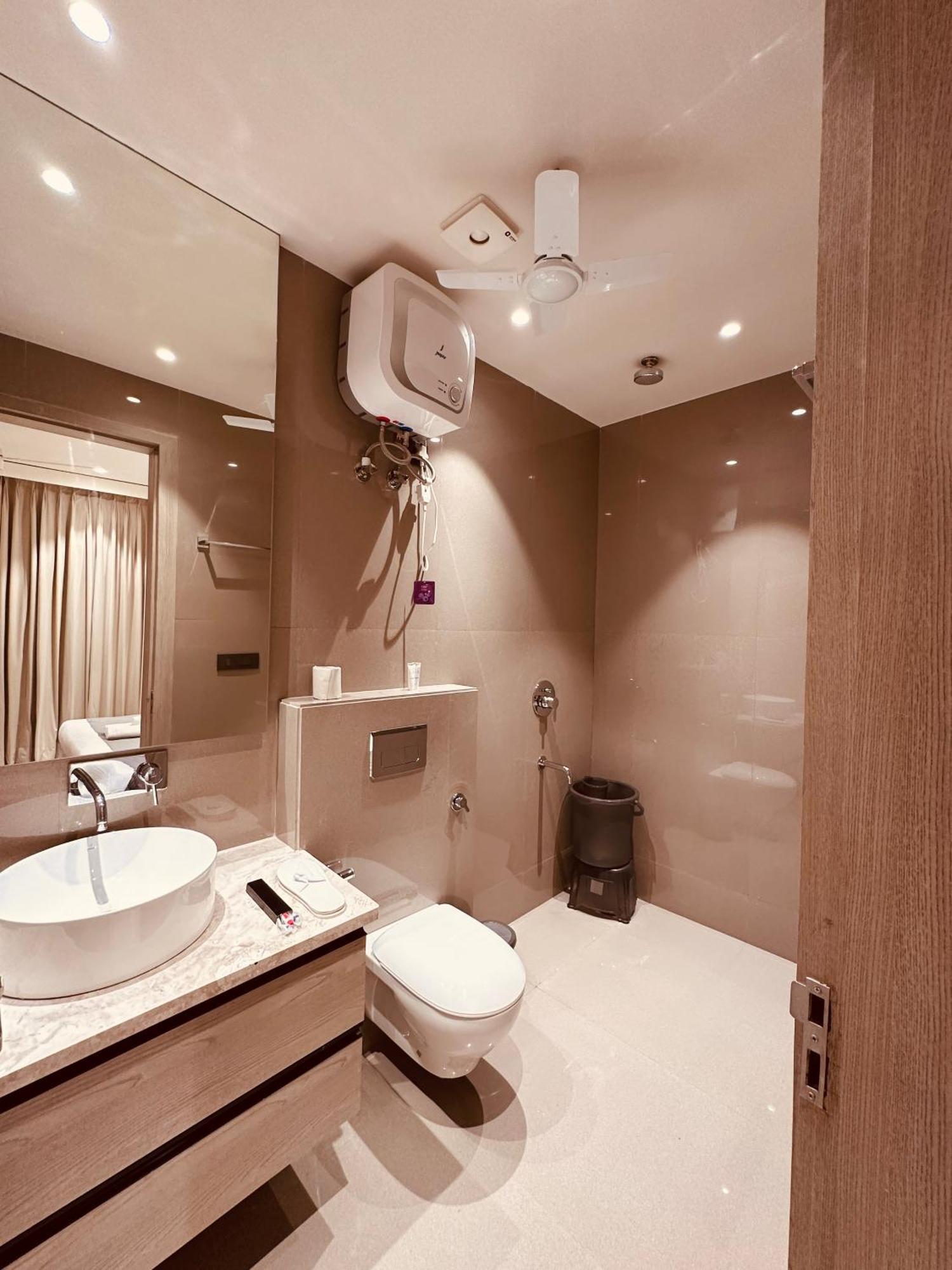 The Lodgers 2 Bhk Serviced Apartment Near Artemis Hospital Sector 57 Gurgaon - Nearest Metro Station Sector 54 Chowk Exterior photo